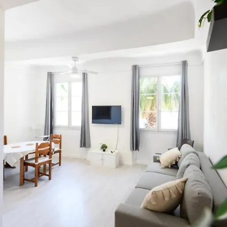 Beautiful Apartment Near The Port شقة *